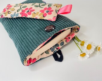 Pochette livre tissu molletonnée fermeture par un bouton, housse protection livre format poche. Velours côtelé vert et tissu fleurs