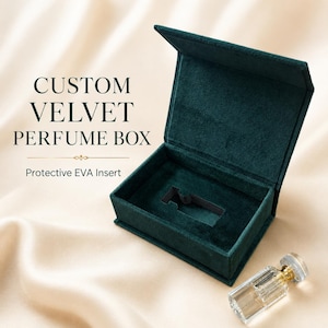 Peut inclure: Une boîte à parfum en velours vert foncé avec un couvercle ouvert et un insert de protection en EVA, portant le texte CUSTOM VELVET PERFUME BOX et Protective EVA Insert. Un petit flacon de parfum en verre transparent avec un bouchon doré.