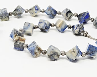 Naszyjnik z kamieni szlachetnych w stylu vintage, z niebiesko-białymi koralikami | Naszyjnik z masywnymi kostkami | Rzemieślniczy naszyjnik | Sodalit
