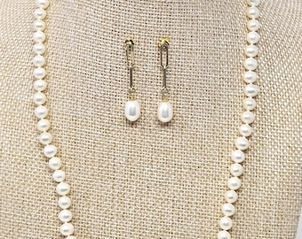 Conjunto de collar de plata de ley y perlas auténticas: collar clásico de perlas con pendientes colgantes a juego.