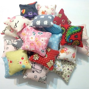 Almohada - Almohada Dollhouse - Almohada en miniatura - Miniaturas de casa de muñecas - Hecho a mano - Bordado a mano
