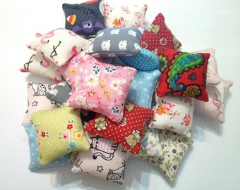 Pillow - Dollhouse Pillow - Miniature Pillow - Dollhouse miniatures - Handmade - Hand embroidered