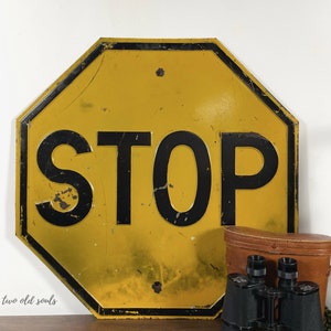 Señal de stop vintage amarilla con detalles en relieve, decoración industrial de pared de 24"