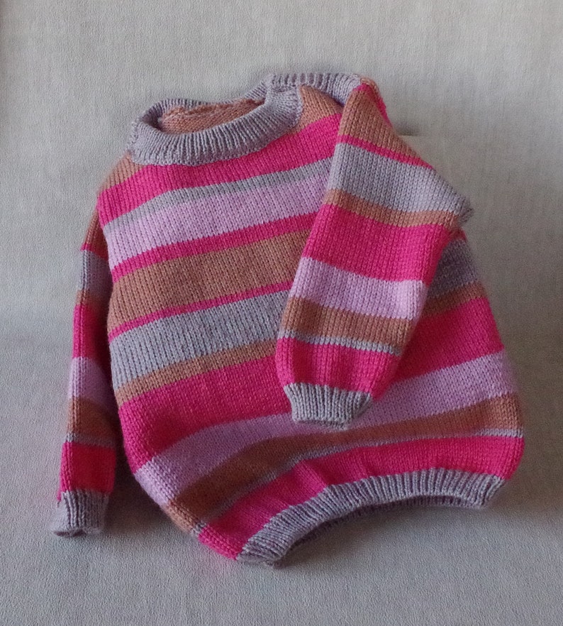 Pull à rayures tricoté main en laine rose et gris pour ...