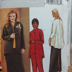 Pode incluir: Um padrão de costura Butterick com três designs de moda feminina diferentes. Os designs incluem um fato de saia castanho, um fato de calças vermelho e um top branco com uma saia preta. O número do padrão é 3979.