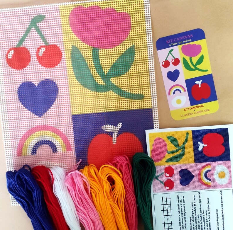 Peut inclure: Kit de canevas avec un motif de grille repr&eacute;sentant une cerise, une fleur, un c&oelig;ur, un arc-en-ciel et une pomme. Comprend une toile, du fil &agrave; broder color&eacute; et des instructions. Le kit est con&ccedil;u pour le bricolage.