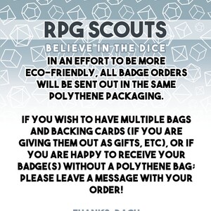 Puede incluir: Un gr&aacute;fico blanco y gris con el texto "RPG SCOUTS BELIEVE IN THE DICE" y un mensaje sobre el embalaje ecol&oacute;gico de los pedidos de insignias.