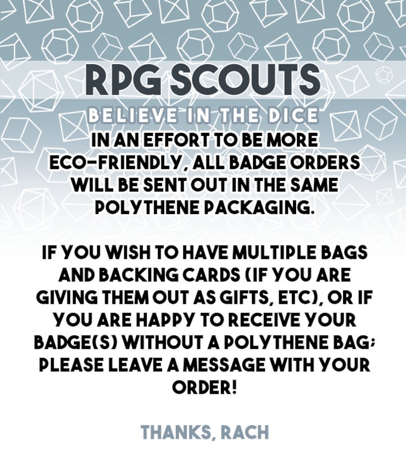 Puede incluir: Un gr&aacute;fico blanco y gris con el texto "RPG SCOUTS BELIEVE IN THE DICE" y un mensaje sobre el embalaje ecol&oacute;gico de los pedidos de insignias.