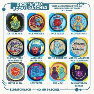 Puede incluir: Una colección de doce parches bordados circulares titulados Pick 'N' Mix Scout Patches, cada uno con diseños únicos relacionados con juegos de mesa, incluyendo textos como Critical Fail, Dice Hoarder, Dice Jailer, I Love My OCs, Marriage Material, Maths Champion, More Characters Than Campaigns, Natural 20, Notetaker, NPC x OC y Saving Throw Savant.