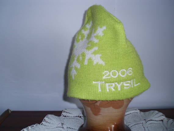 green ski hat