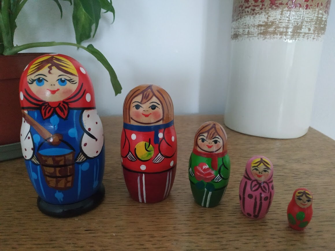 Matriochka Famille 11 cm , Poupée Russe, Poupées Gigogne 5 Pièces