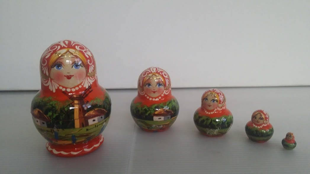 Très Jolie Matriochka , Poupée Russe, Poupées Gigogne 5 Pièces