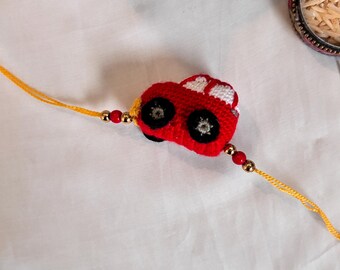 Rakhi de coche de carreras rojo hecho a mano a crochet para niños / Pulsera de coche de juguete amigurumi 3D, Rakhi Dori infantil con temática de transporte, regalo de Raksha Bandhan