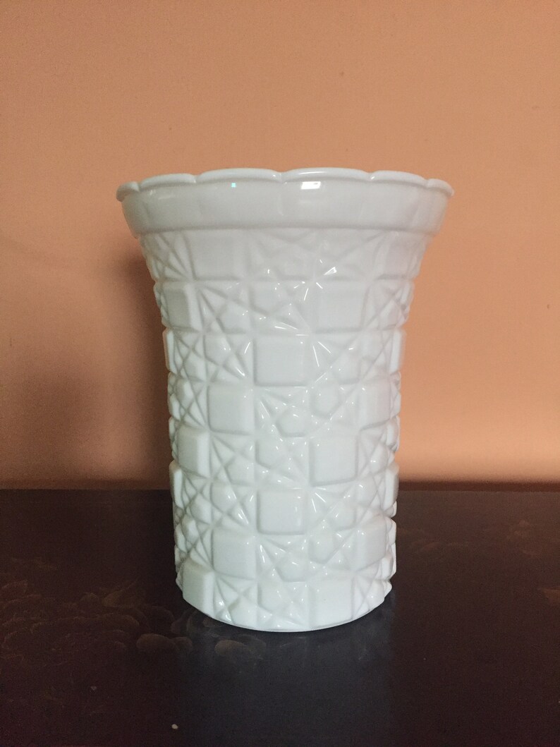 Vintage große weiße Milchglas vase mit gepressten Glas Design | Etsy