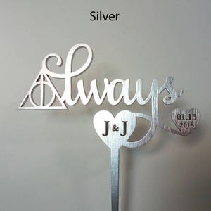 Puede incluir: Topper de pastel plateado con la palabra "Always" en letra cursiva, un coraz&oacute;n con las iniciales "J & J" y un coraz&oacute;n m&aacute;s peque&ntilde;o con la fecha "01.13.2018".