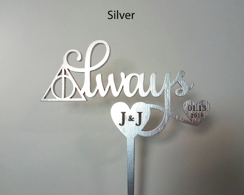 Puede incluir: Topper de pastel plateado con la palabra "Always" en letra cursiva, un coraz&oacute;n con las iniciales "J & J" y un coraz&oacute;n m&aacute;s peque&ntilde;o con la fecha "01.13.2018".