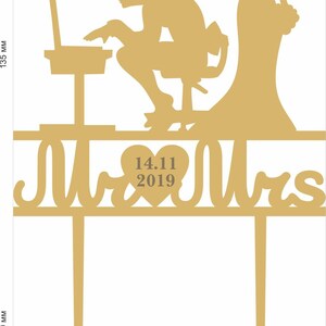 Puede incluir: Un adorno para pastel de color dorado que presenta una silueta de novia y novio. El novio est&aacute; sentado en un escritorio con una computadora port&aacute;til, mientras que la novia est&aacute; de pie detr&aacute;s de &eacute;l con su mano en su hombro. El adorno incluye el texto "Mr & Mrs" y "14.11.2019".