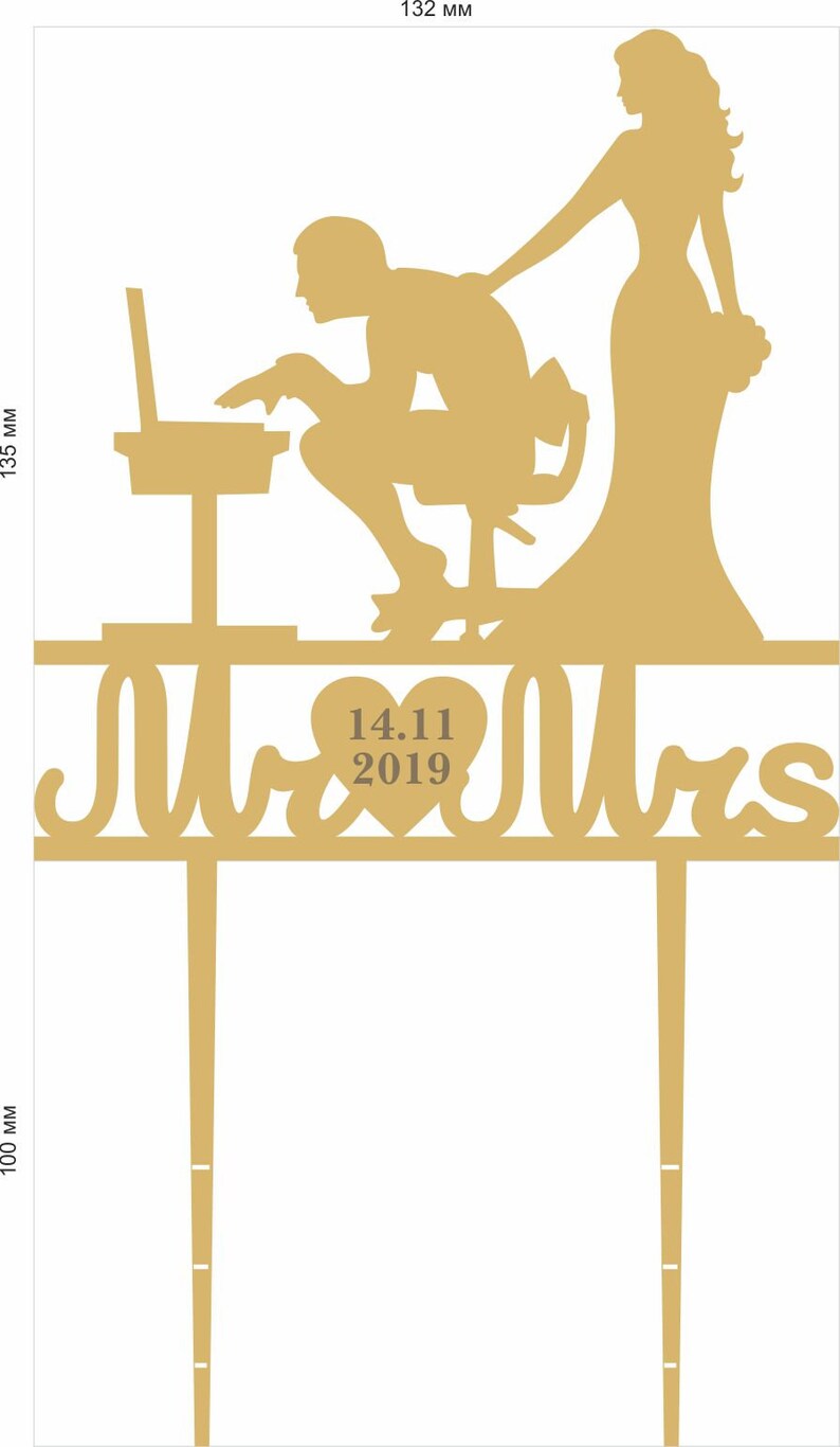 Puede incluir: Un adorno para pastel de color dorado que presenta una silueta de novia y novio. El novio est&aacute; sentado en un escritorio con una computadora port&aacute;til, mientras que la novia est&aacute; de pie detr&aacute;s de &eacute;l con su mano en su hombro. El adorno incluye el texto "Mr & Mrs" y "14.11.2019".