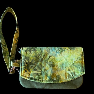 Bolso de mano o billetera de tamaño perfecto con bolsillos con correa para la muñeca y compartimento con cremallera Regalo por menos de 25, regalo para ella, patrón de rana batik verde