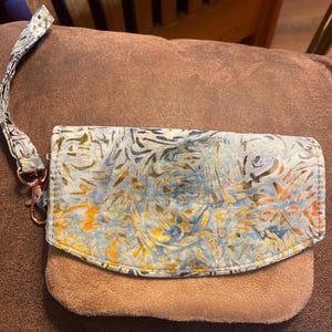 Bolso de mano o cartera de tamaño perfecto con bolsillos con correa para la muñeca y compartimento con cremallera Regalo por menos de 25, regalo para ella, batik azul y gamuza marrón