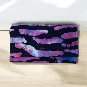 Cartera compacta de tela con bolsillo para monedas con cremallera y 3 ranuras para tarjetas, tamaño perfecto para cartera de mano o bolso pequeño, en batik morado y negro.