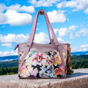 Flowered and lavender handbag with 2 large external pockets and an internal zipper and slip pockets