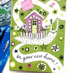 Good Luck in your New Home Card - A5 - Eine fröhliche Schnecke mit einem schönen blumigen Häuschen auf dem Rücken. In leuchtenden Grüns und Rosatönen.