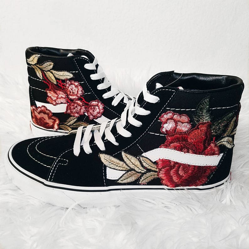 vans avec des roses brodées