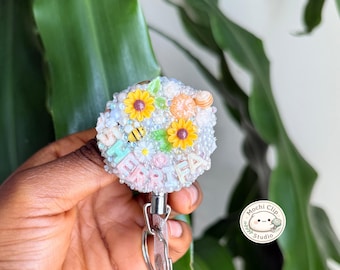 Bobine de badges tombants Bee Hive | Porte-badge sur le thème de l'été | Clip d'identification rétractable Kawaii mignon | Cadeau fait main pour infirmière