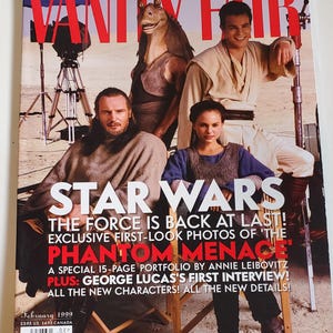 Könnte beinhalten: Vanity Fair Magazin-Cover mit der Besetzung von Star Wars: Episode I – Die Phantombedrohung. Das Cover zeigt Liam Neeson, Ewan McGregor, Natalie Portman und Jar Jar Binks. Der Text auf dem Cover lautet: "Star Wars: Die Macht ist zurück! Exklusive First-Look-Fotos von 'Die Phantombedrohung'. Ein besonderes 15-seitiges Portfolio von Annie Leibovitz. Außerdem: Das erste Interview mit George Lucas! Alle neuen Charaktere! Alle neuen Details!"