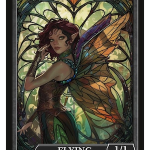 Puede incluir: Carta de fantasía con una Faerie Rogue de pelo castaño rojizo y ojos verdes, adornada con una armadura intrincada y grandes alas coloridas. La carta incluye el texto "FAERIE ROGUE", "FLYING" y "1/1", sobre un fondo de vidrieras.