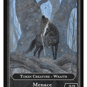 Puede incluir: Carta de fantasía que representa un espectro montado a caballo en un bosque brumoso. La carta incluye el texto "WRAITH", "TOKEN CREATURE - WRAITH", "Menace" y "3/3". También se ve el nombre del artista, Marc Fishman.