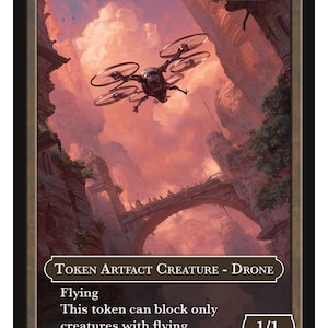 Può includere: Carta collezionabile con un drone che vola su un paesaggio fantasy con un ponte. La carta recita "DRONE" in alto e "TOKEN ARTIFACT CREATURE - DRONE" in basso. Ha una forza/resistenza di 1/1 e testo sul volo. Serie 2.