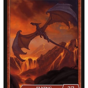 Può includere: Un drago nero con ali rosse vola sopra un paesaggio infuocato. La carta recita "Drago" e "Volare" con una forza e resistenza di 2/2. Il testo "Matt Stawicki" e "Gettone 134 © 2022" è anche sulla carta.