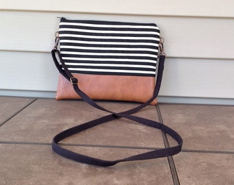 Kleine gestreifte Crossbody Tasche, Crossbody, vegane Geldbörse, vegane Crossbody, Hipster Tasche, Reißverschlusstasche, Handtasche, Geschenk für Sie, zeitloses Design