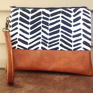 Black and white arrow print wristlet, wristlet purse, fabric purse, zipper smartphone pouch, clutch bag, vegan purse, faux leather wristlet