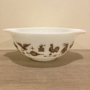 Vintage 1960’s - 1970’s Early American 2 1/2 Quart Pyrex Mixing Bowl 443 White with Brown Graphics