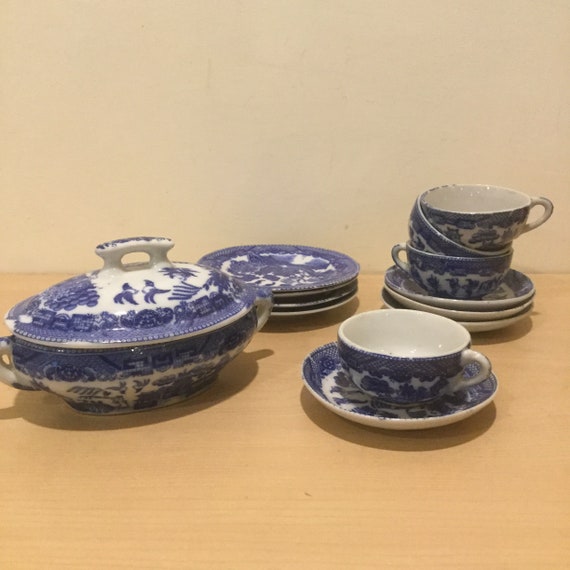 Blue willow child's tea set hotsell