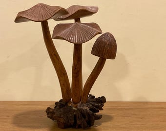 Houten paddenstoelsculptuur: woondecoratie met natuurthema