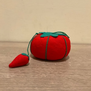 Mgaxyff 2Pcs/Set Cute Tomato Ball Shape Needle Pincushion Pin Cushion  Holder Needlework Accessory,Needle Pincushion,Pin Cushion Sewing