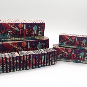 Puede incluir: Una pila de enciclopedias vintage World Book con un diseño de temática espacial. Los libros están dispuestos en forma de pirámide, con el libro más grande en la parte superior y los libros más pequeños en la parte inferior. Los libros son todos morados y tienen un borde plateado. El libro superior tiene las palabras "World Book" impresas en blanco en la portada. Los libros están todos en buen estado y no presentan ningún daño visible.