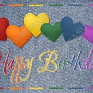 Op de afbeelding: Verjaardagskaart met een denim-effect achtergrond, met zes gestikte harten in rood, oranje, geel, groen, blauw en paars. De tekst "Happy Birthday" is in regenboogkleuren geschreven.