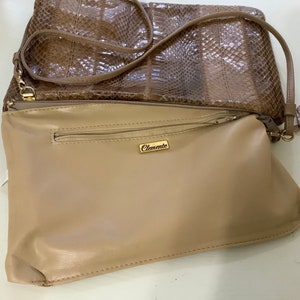 Cartera vintage de piel de serpiente auténtica de los años 60 con bandolera marrón y herrajes dorados