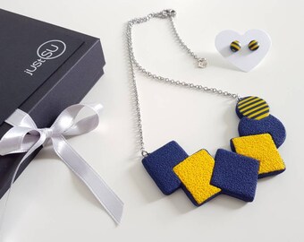 SNABB FRAKT, Geometriskt Polymer Clay Halsband, Marinblått och Gult, Justerbart