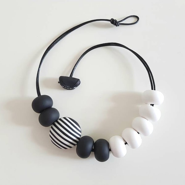 Collier noir et blanc en pâte polymère, collier de perles, collier à rayures, collier moderne, collier asymétrique, bijoux en pâte polymère