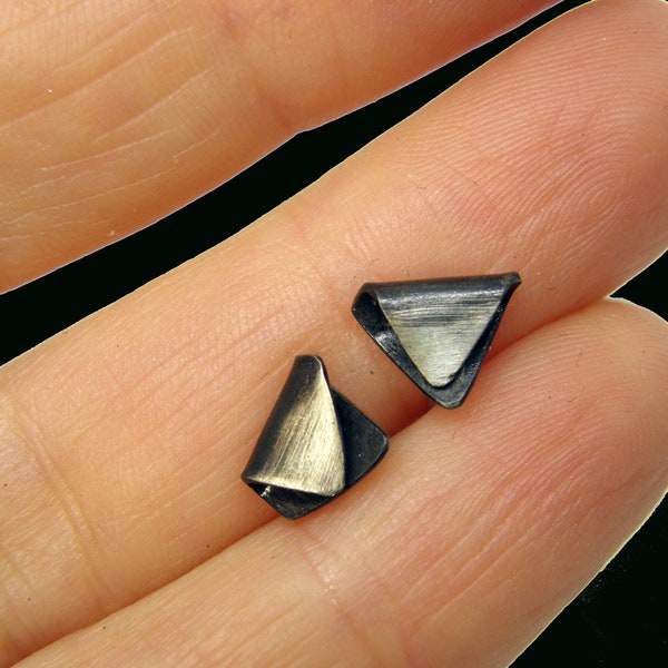 boucles d'oreilles en argent, bijoux pour hommes, bijoux triangle, boucles d'oreilles industrielles, bijoux modernistes, noir