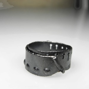 Anillo de plata ennegrecida, joyería unisex esculpida, anillo para mujer, anillo industrial para hombre, joyería artística, anillo ajustable