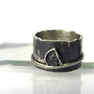 anillo de plata de diamante, banda de plata ennegrecida, joyería modernista, piedra cruda sin cortar, anillo negro, anillo de boda, croata