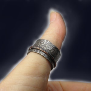 geoxideerde zilveren ring met koperen streep, rustieke herensieraden, gemengde metalen ring, getextureerde ring, grunge sieraden organische