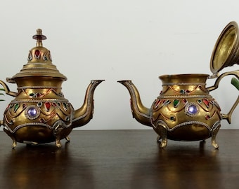 Metalowe czajniki bliskowschodnie, dekoracyjne, zdobione, mosiężne lub miedziane